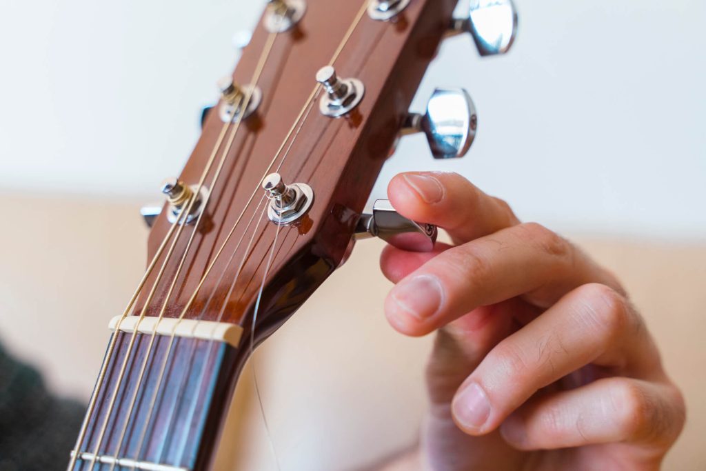 Menyetem Gitar